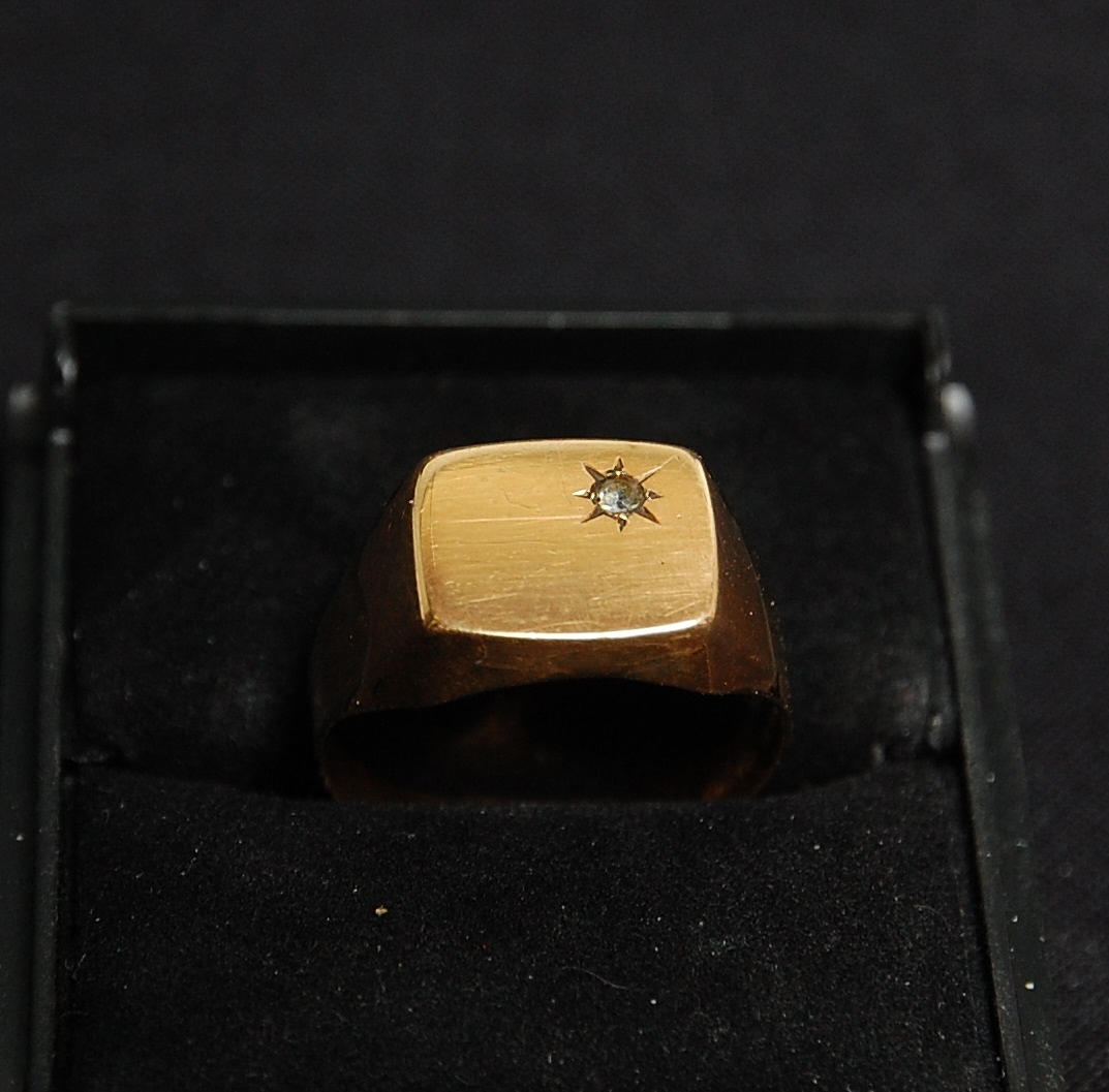 KLACKRING, 18 K guld, vikt 4 g.