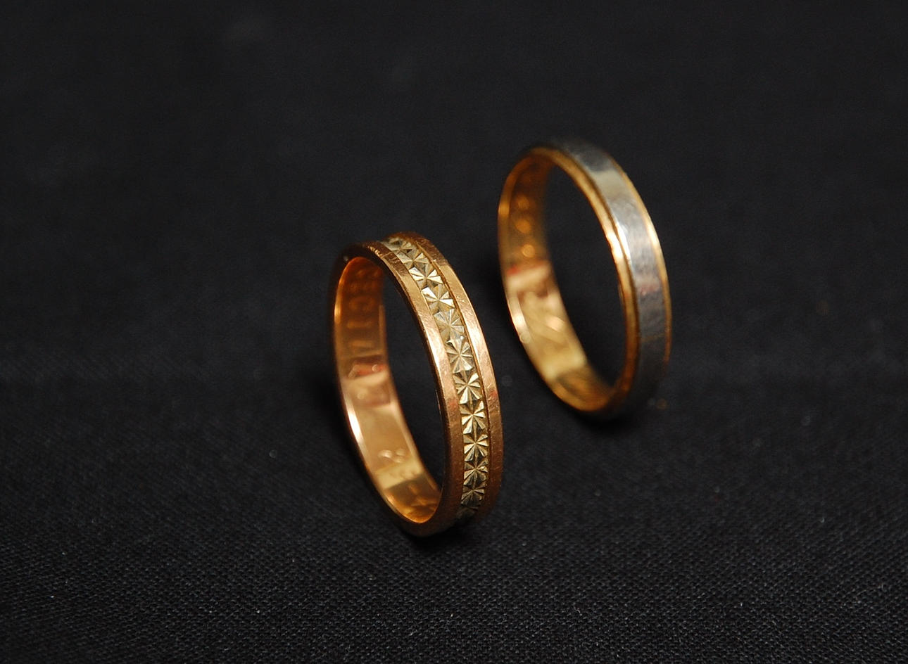 RINGAR, 2 st, 18 K rött, vitt guld, vikt 11 g.