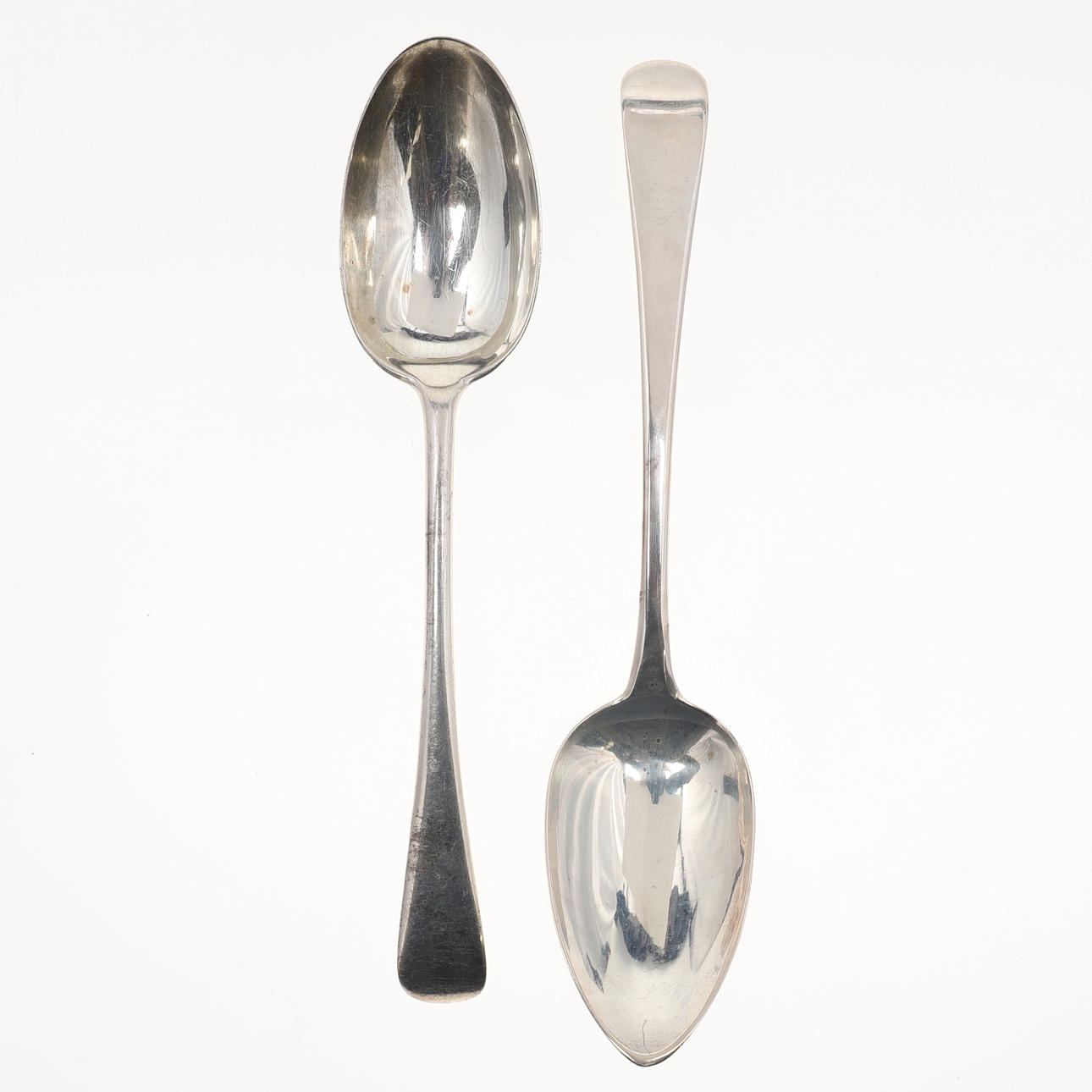 TVÅ GAMLA ENGELSKA MÖNSTER SILVER SKEDAR.