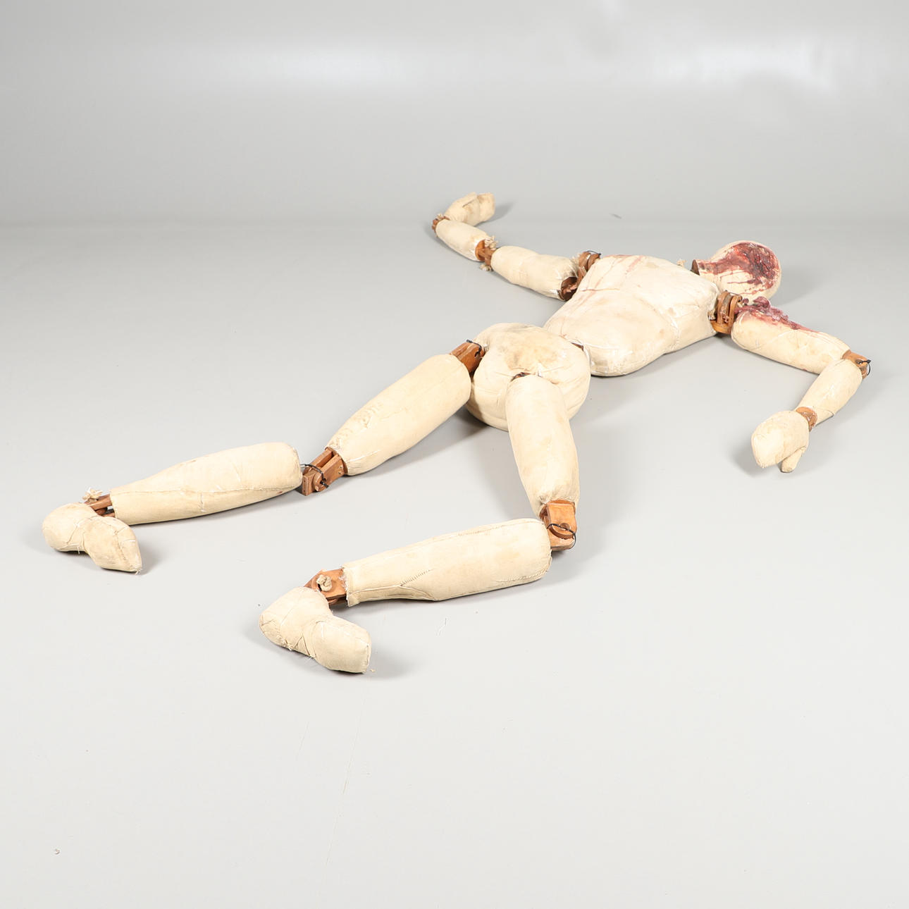 EN TEATRALISK SKYLTDOCKA.