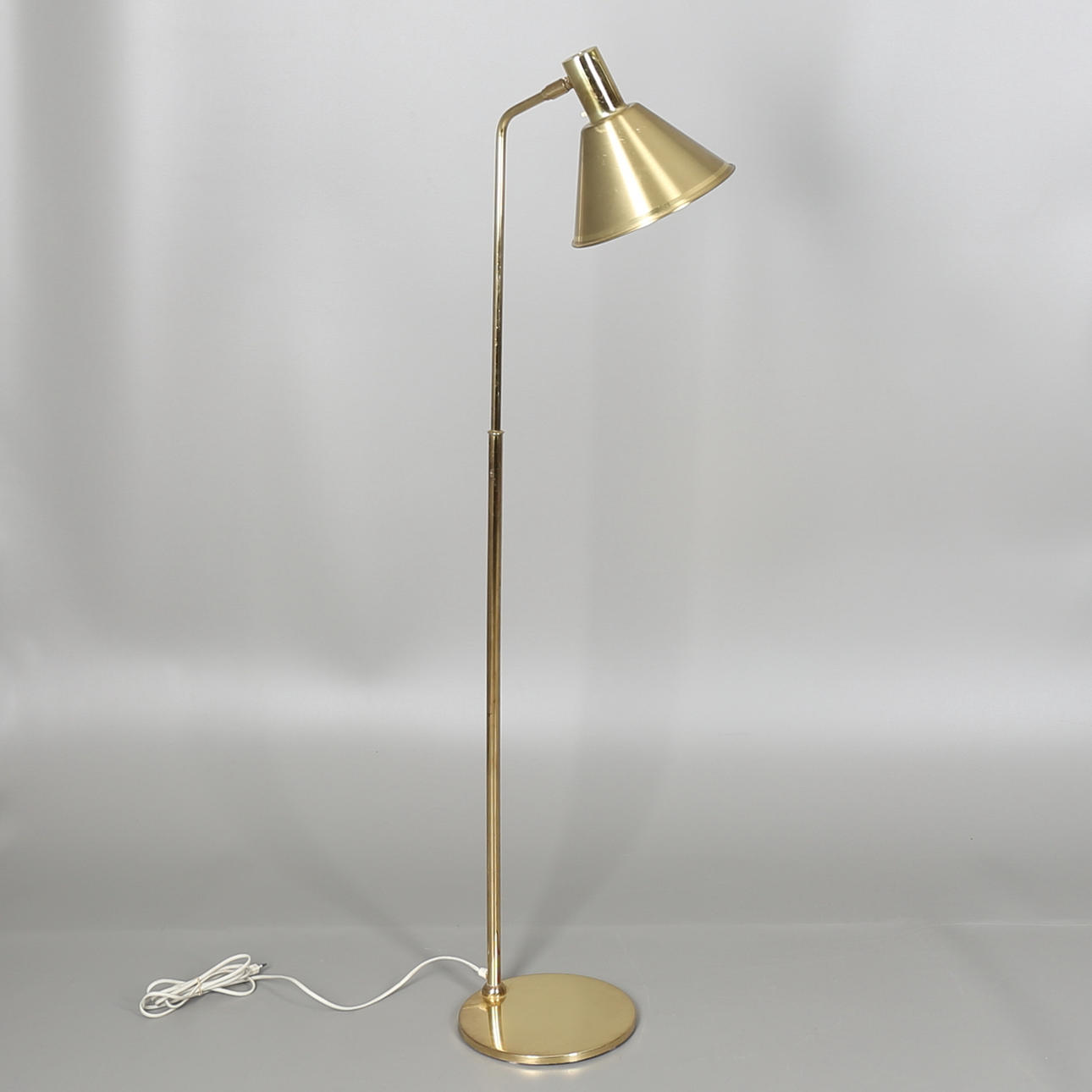 GOLVLAMPA i gulmetall, ÖIA, Örsjö.