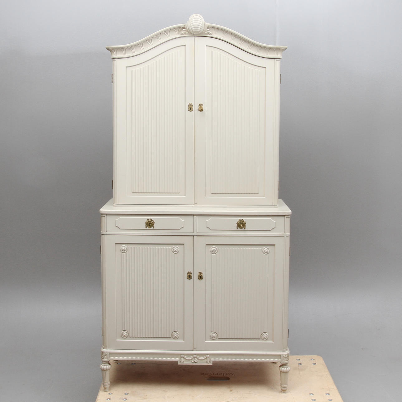 MATSALSSKÅP, gustaviansk stil, 1900-talets andra hälft.