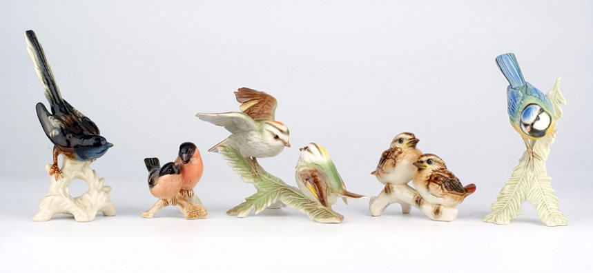 SÅNGFÅGLAR TRE PAR OCH TVÅ PÅ TRUNK, Göbel Manufaktur, Tyskland. 1900-tal.