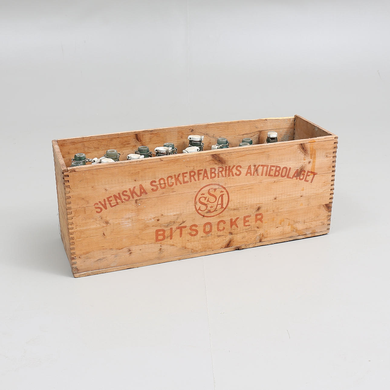 SOCKERLÅDA med FLASKOR, 27 delar, 1900-tal.