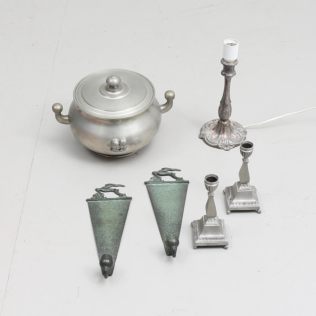 PARTI METALLFÖREMÅL (6), tenn, nysilver, 1900-tal.