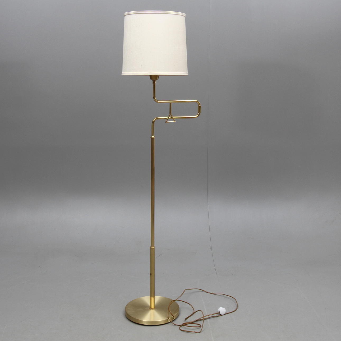 GOLVLAMPA, stomme i gulmetall, 1900-tal.