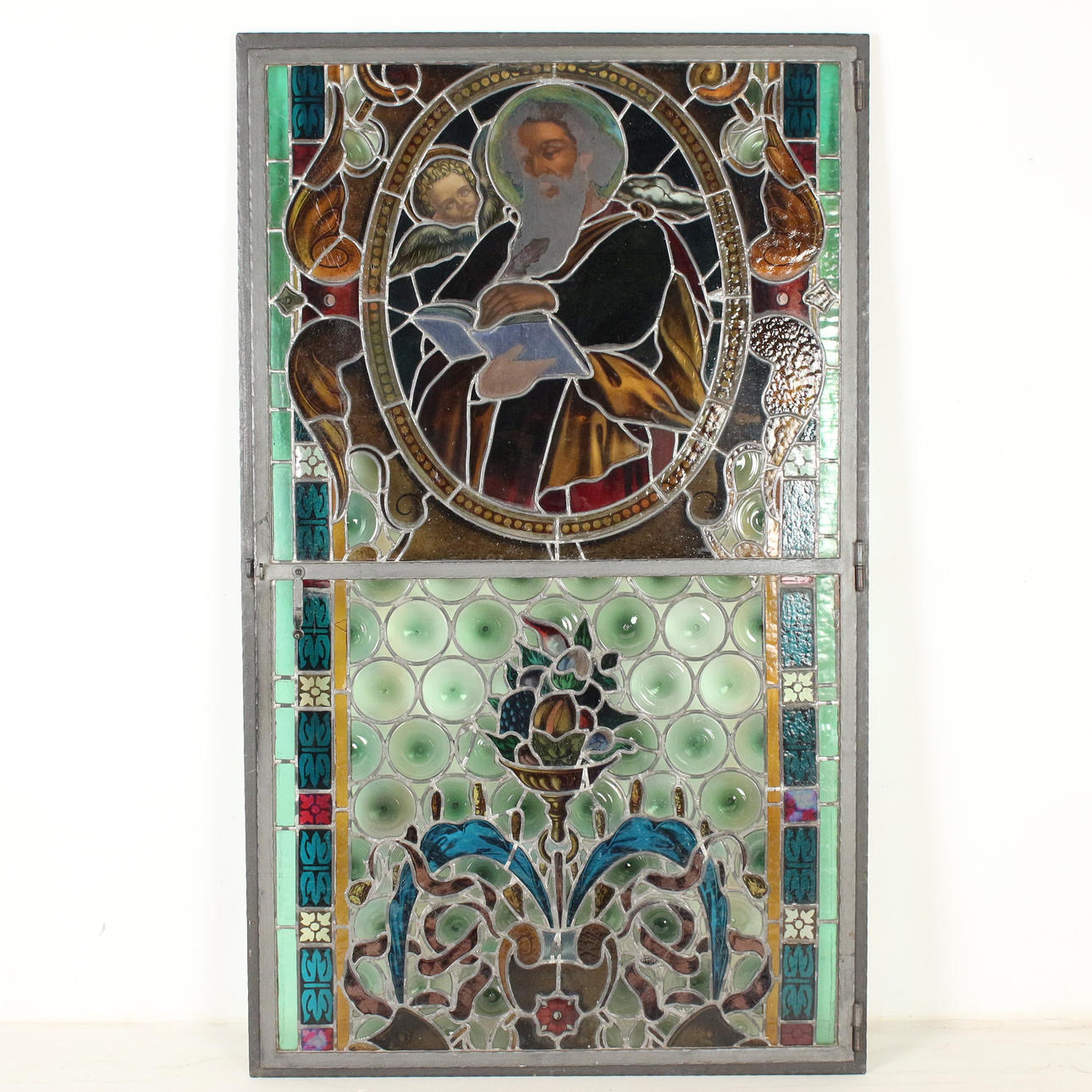 Stort målat glasfönster med målat glas.