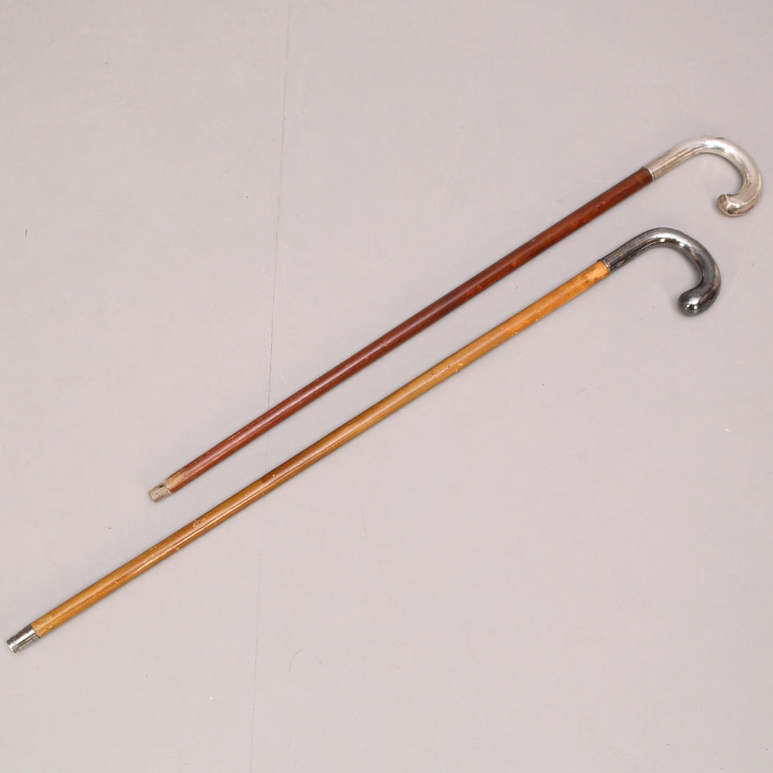 KÄPPAR MED SILVERKRYCKA, 2 st, 1900-talets första hälft.