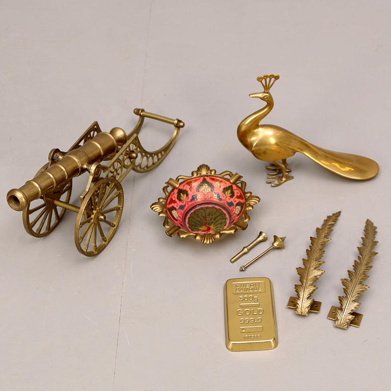 MÄSSINGSFÖREMÅL 6 st, prydnadskanon, påfågel, skål, gardinomtag, replika av guldtacka.