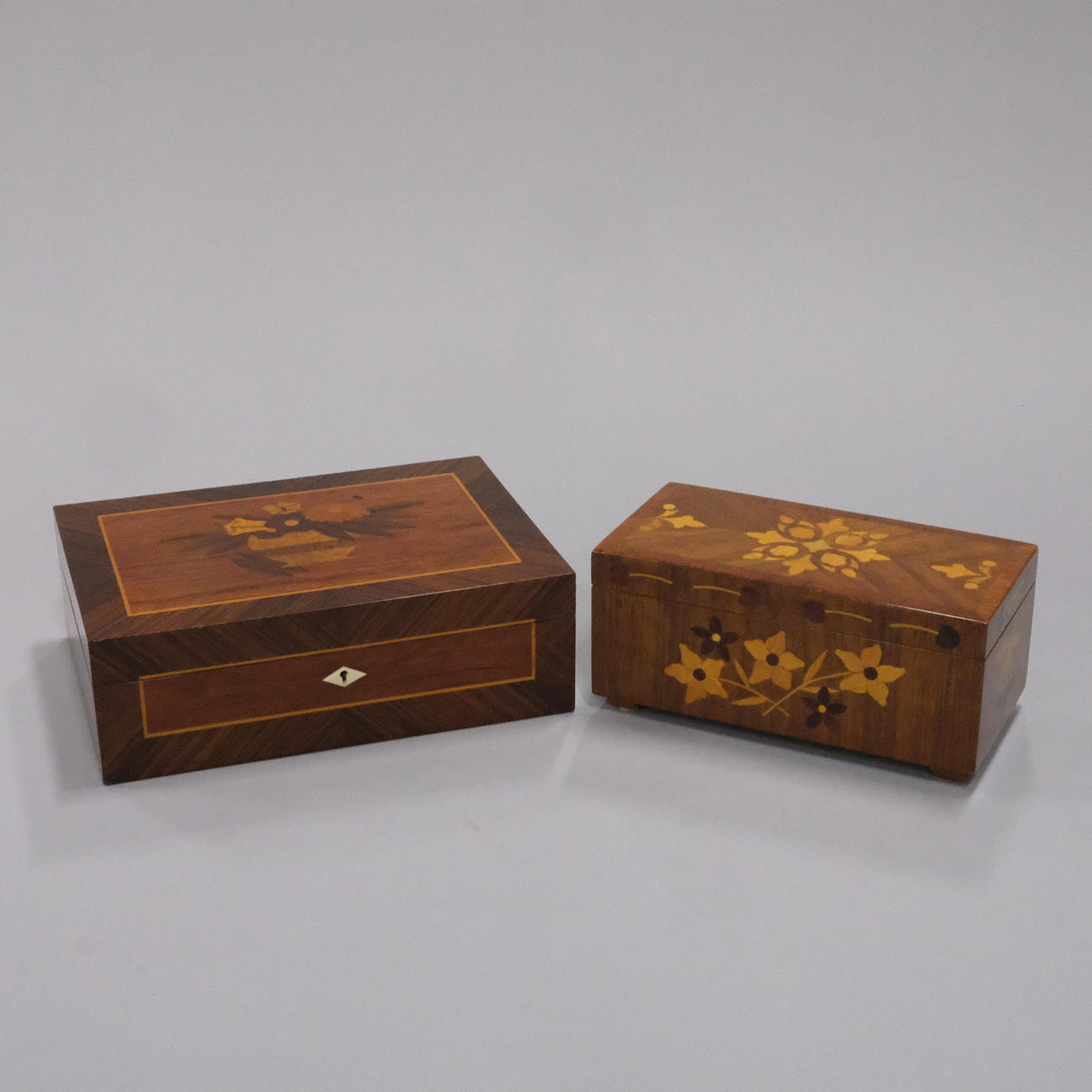 TO SMYKKEæSKER, TRÆ MED INTARSIA.