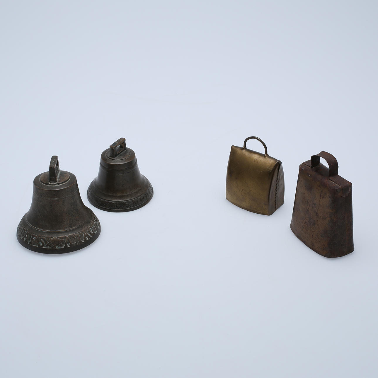 PARTI DIVERSE, 2 st vällingklockor, 2 st bjällror.