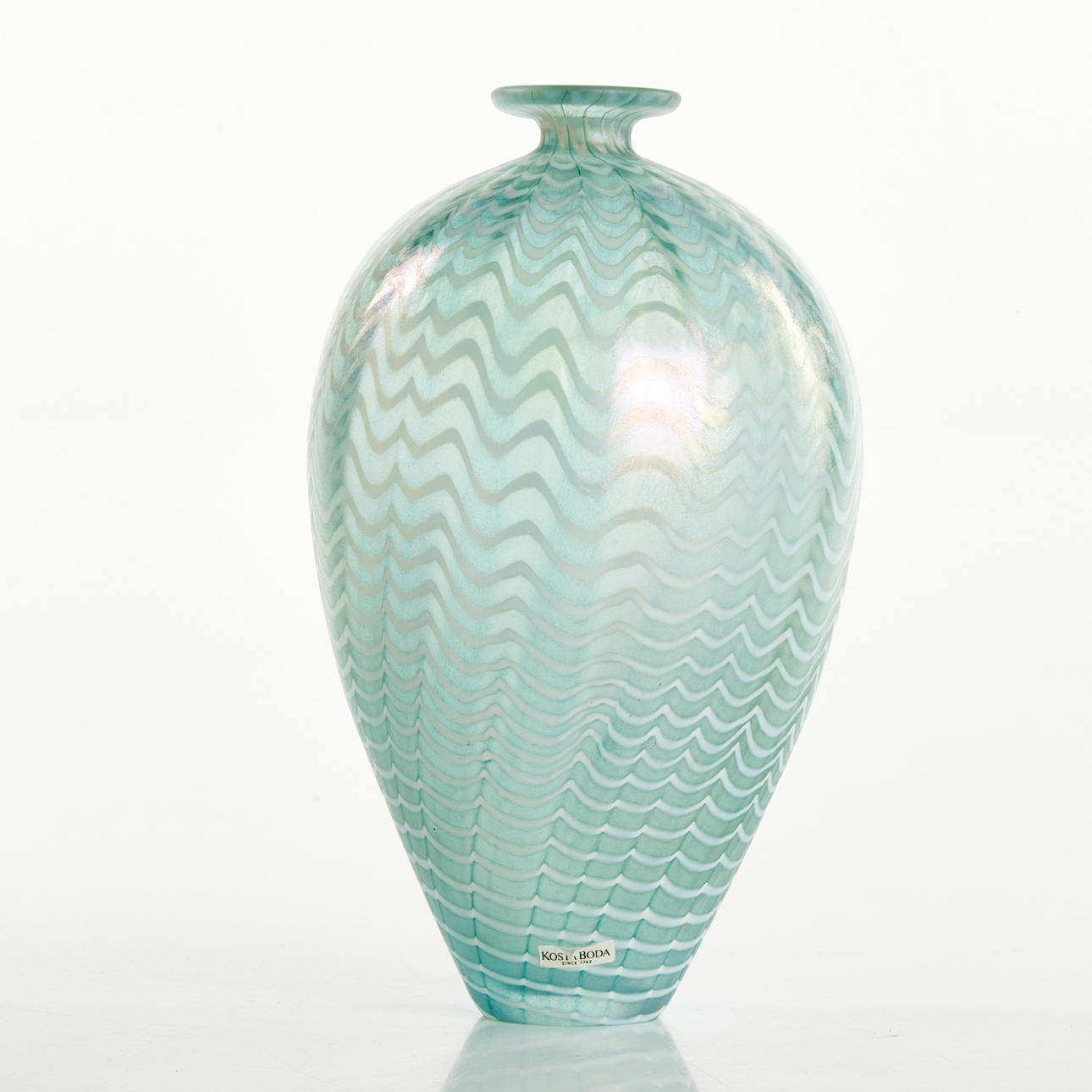 BERTIL VALLIEN. Vase, iriserende glas, Kosta Boda.