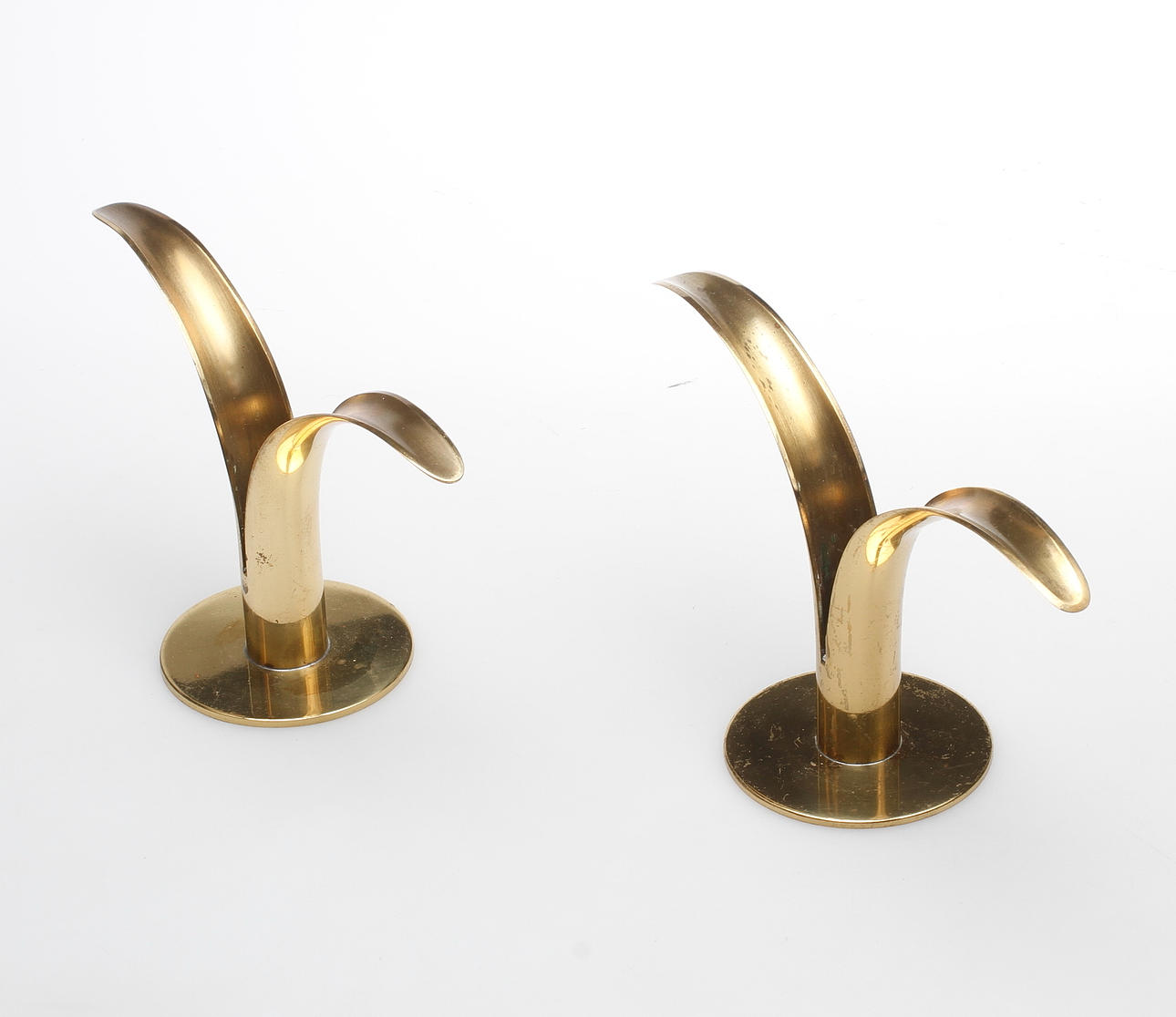 LJUSSTAKAR, ett par, mässing, "Liljan", Ivar Åhlenius Björk, Ystad Metall.