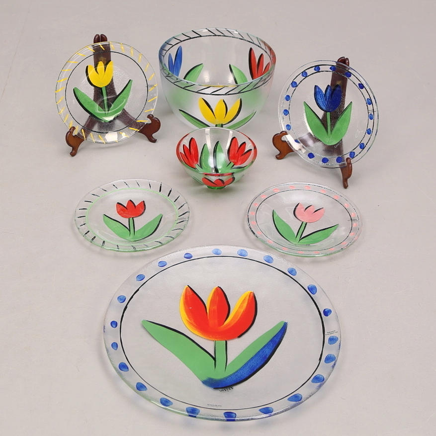 ULRIKA HYDMAN VALLIEN. 2 skålar, 5 fat, tulpanmotiv.