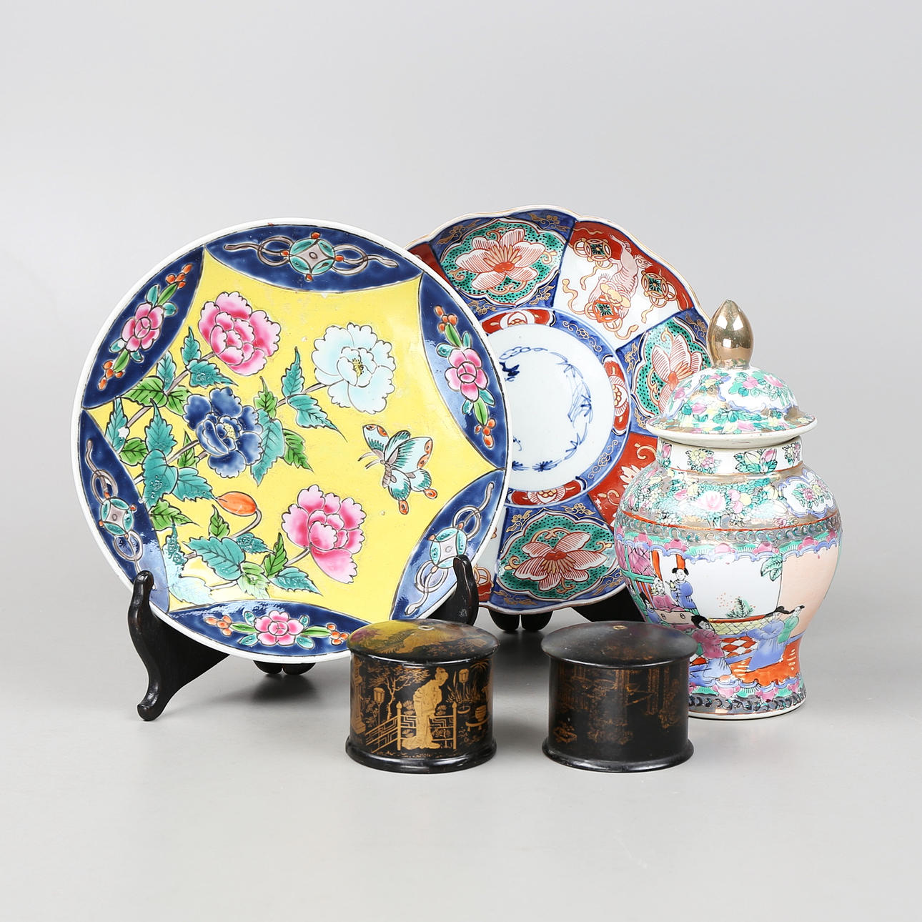 BARRELS, LIDS, WIRE BOXES. China.