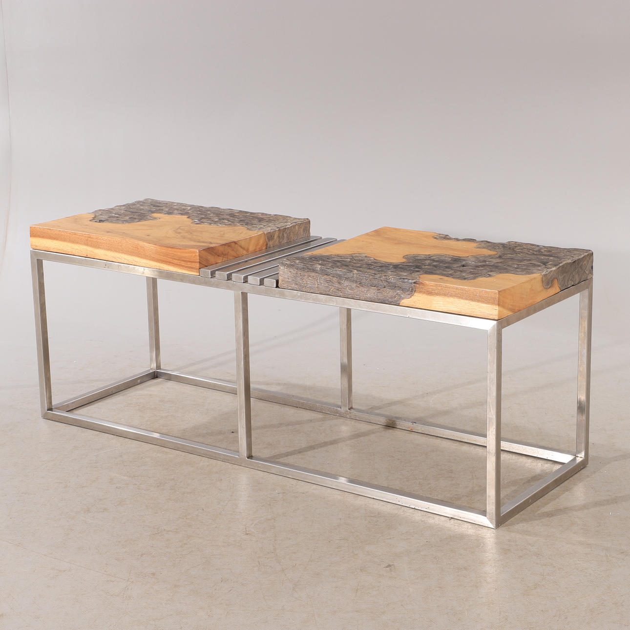 BANCO, madera con base cromada, contemporáneo.