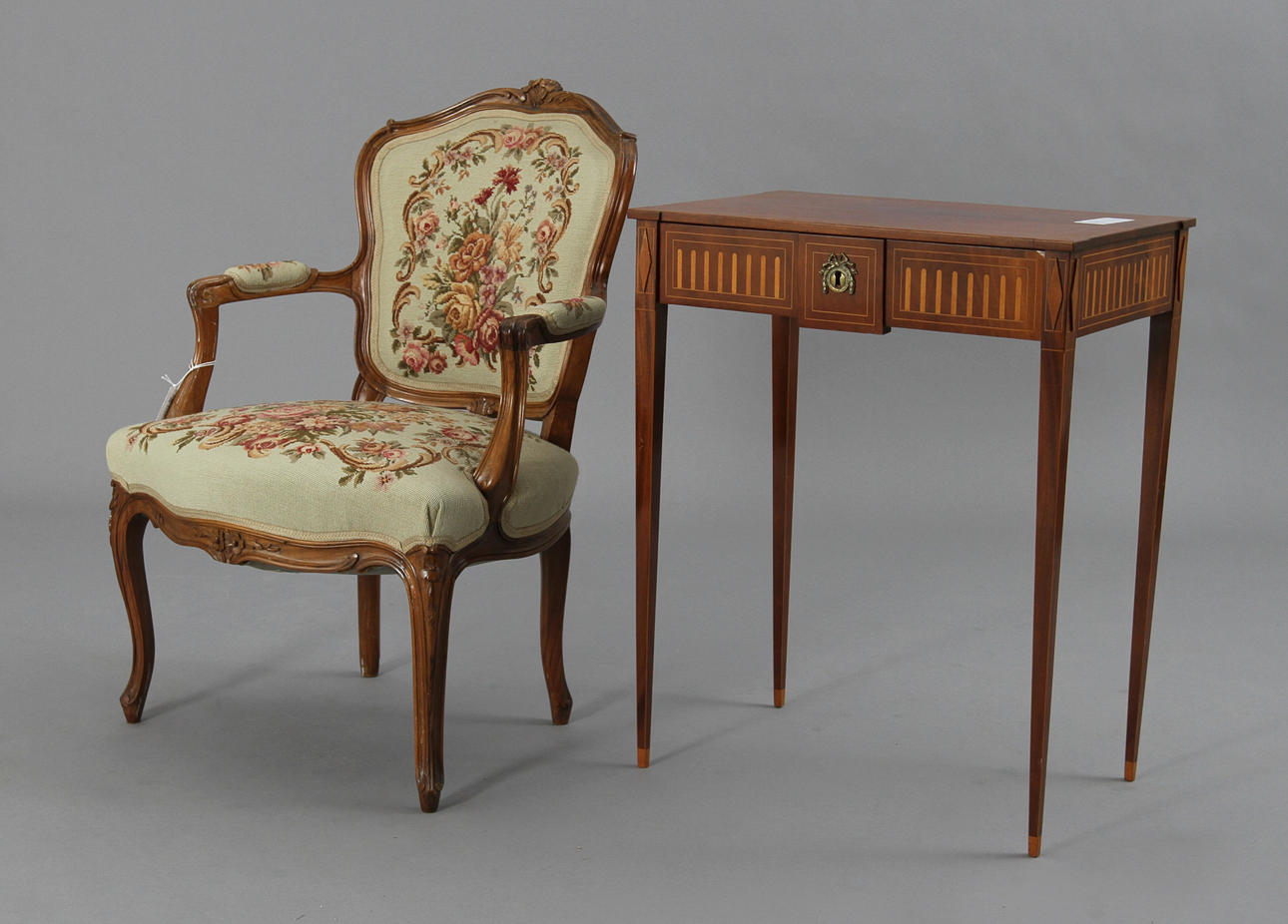 KARMSTOL OCH SYBORD. Rokoko och gustaviansk stil.