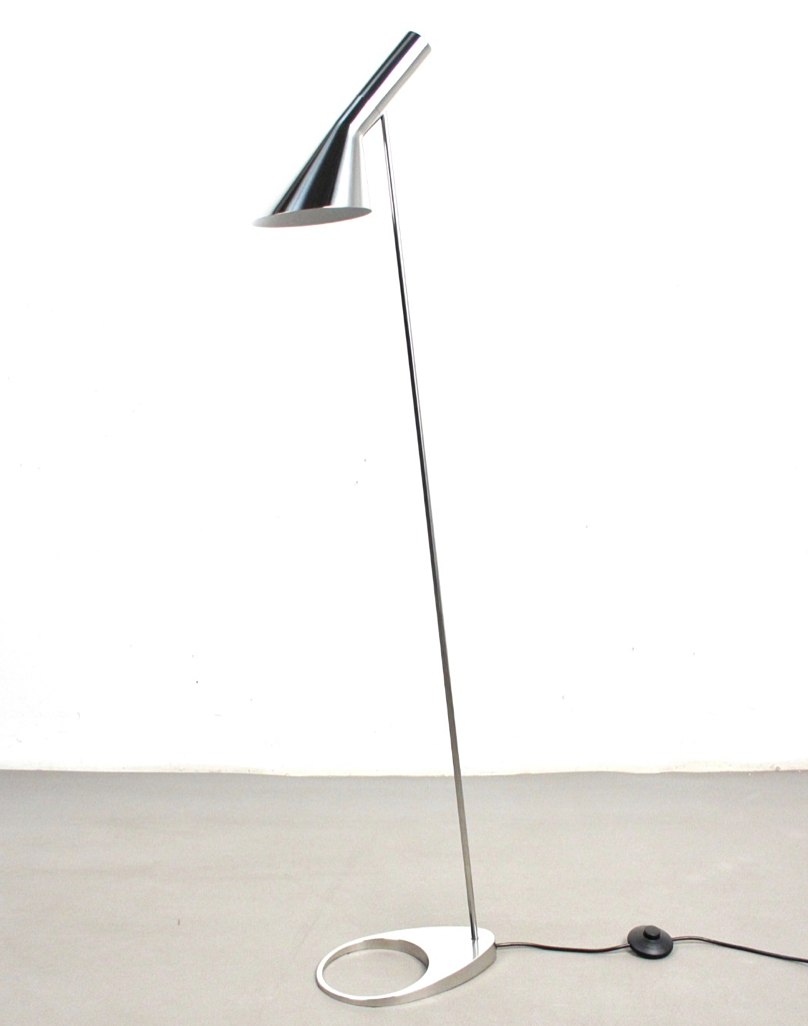 ARNE JACOBSEN. AJ GULVLAMPE RUSTFRI STÅL.