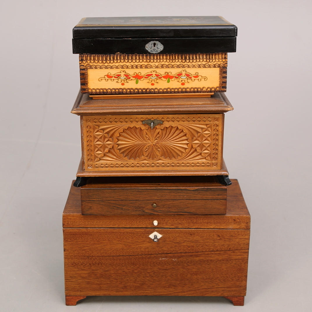 SKRIN, 5 st, bl a karvsnitt, lack, 1800-/1900-tal.