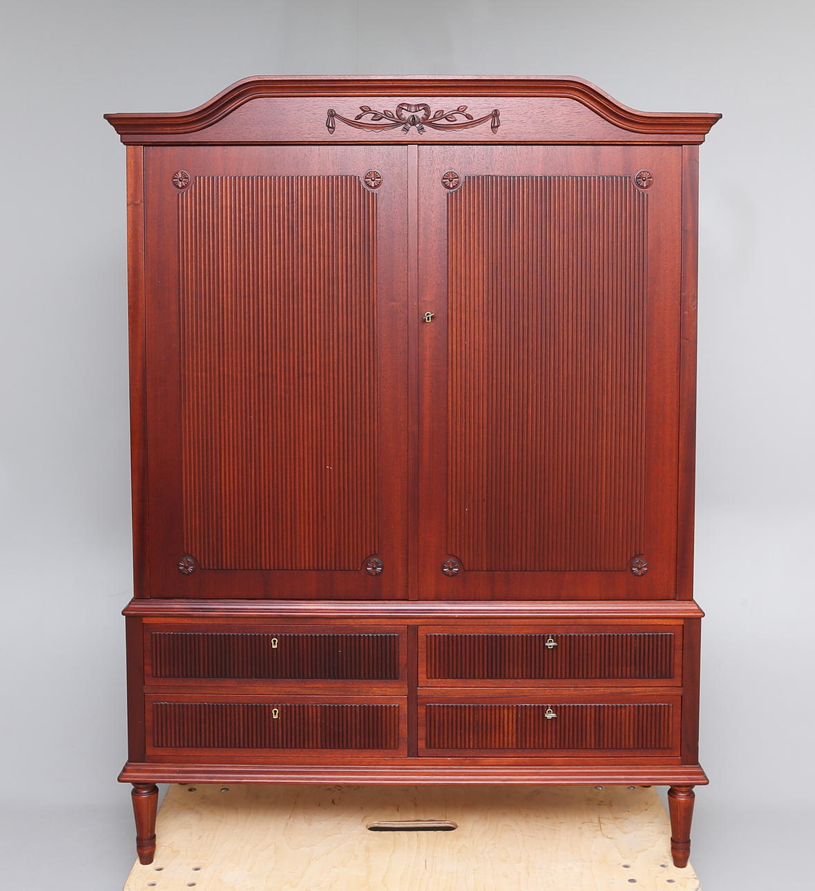 MATSALSSKÅP, Gustaviansk stil.