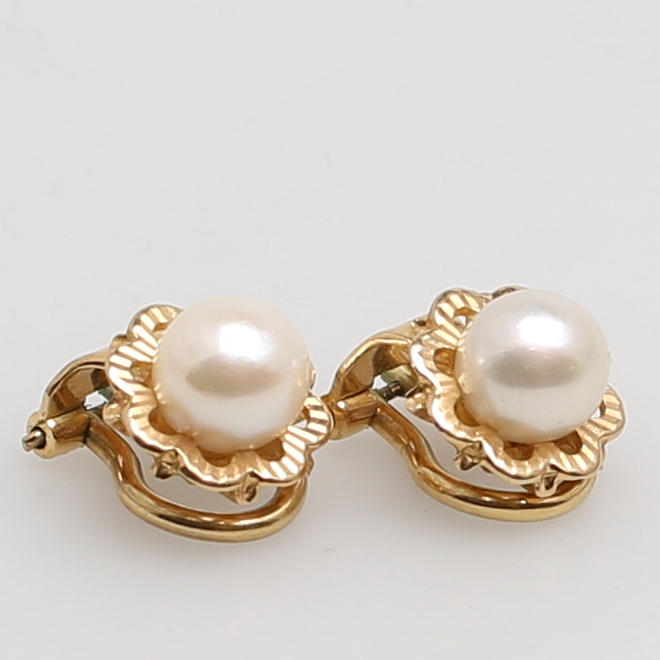 ÖRHÄNGEN, ett par i 18 karat gulguld med pärlor.