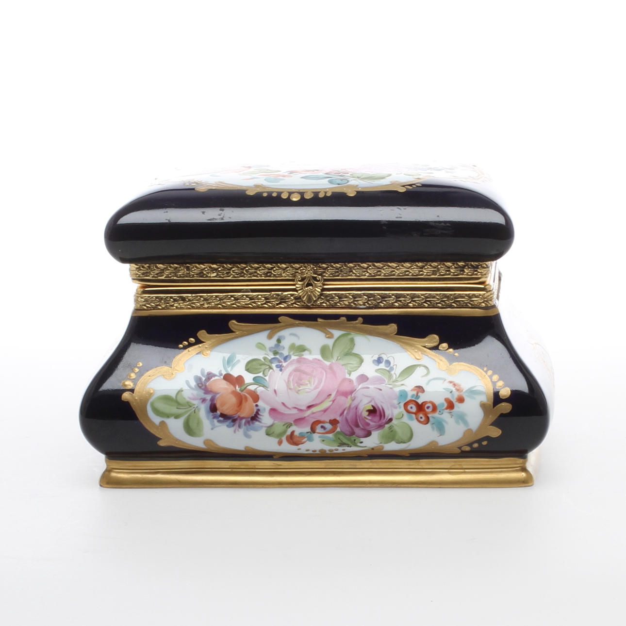 SKRIN, porslin, med dekor av blommor, 1900-tal.