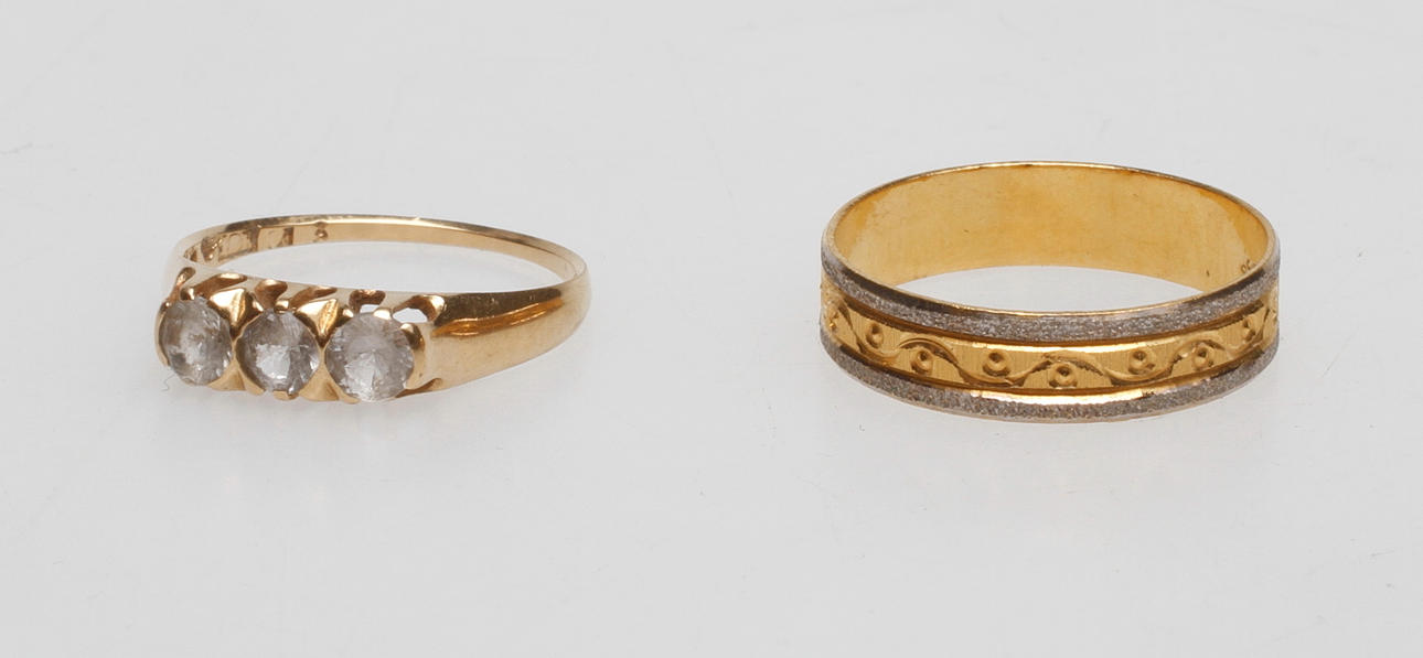 RINGAR, 2st, 18-21k guld, vikt ca 5,3 gr.