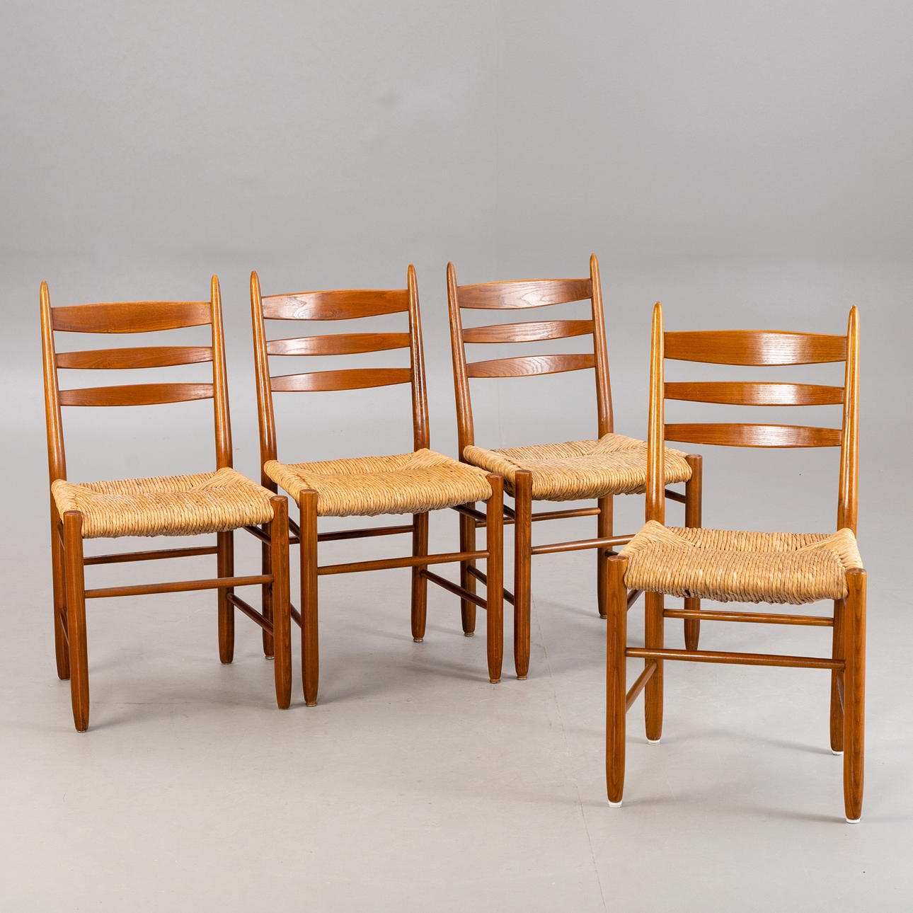 4 ben stolar med halm.