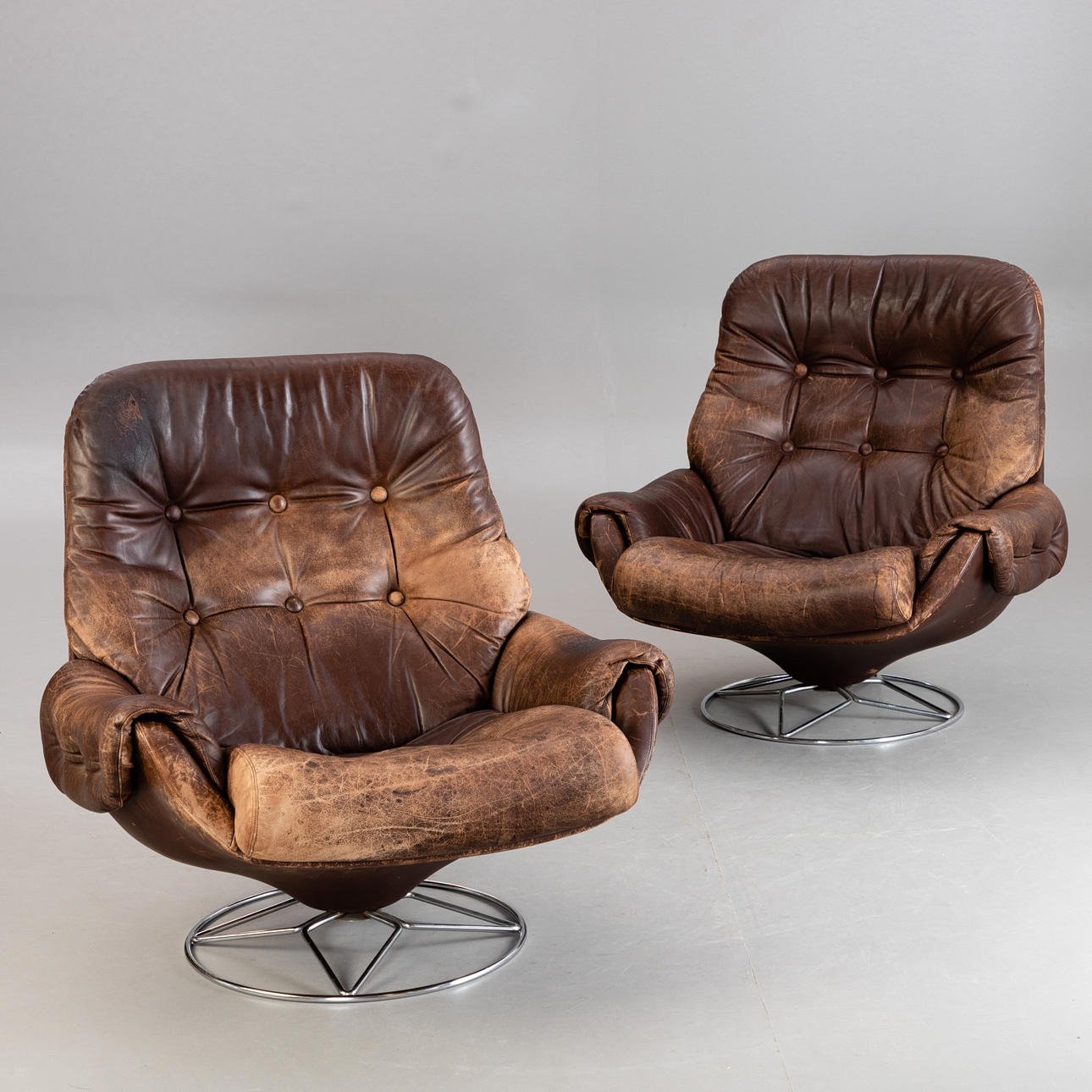 Paar Leder Drehsessel. Mid Century Design.