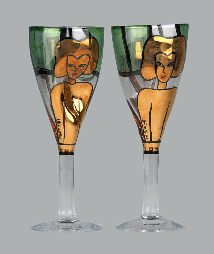 ULRICA HYDMAN-VALLIEN. KOPPAR, 2 ST, GLAS ”BÄGARE GULD”, LIMITERAD UPPLAGA. Kosta-Boda, Sverige.Höjd 26 cm. Skylt.: 7326005 Kosta Boda Lim.ED.150 Ulrica HV.