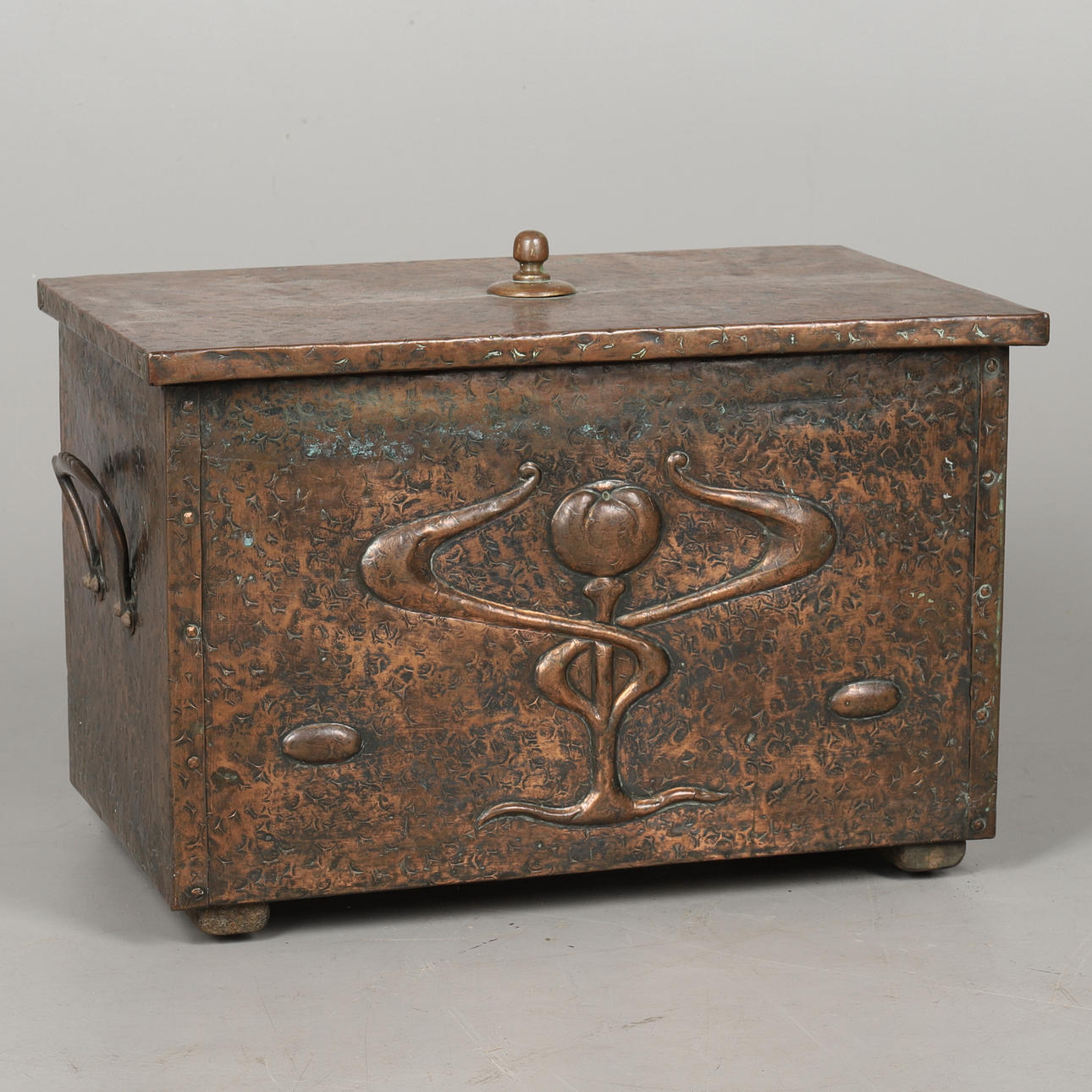 AN ARTS AND CRAFTS COPPER COAL BOX.