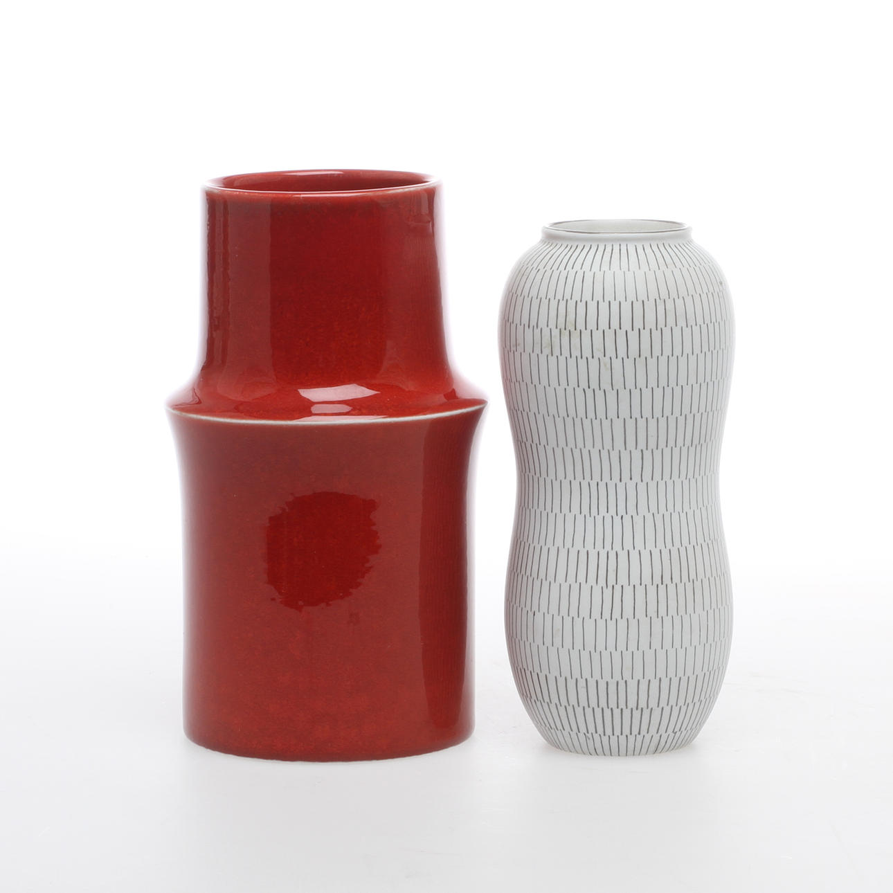 VASER, 2 st, "Filigran" samt "Ting", Stig Lindberg, Gustavsberg, 1900-tal.