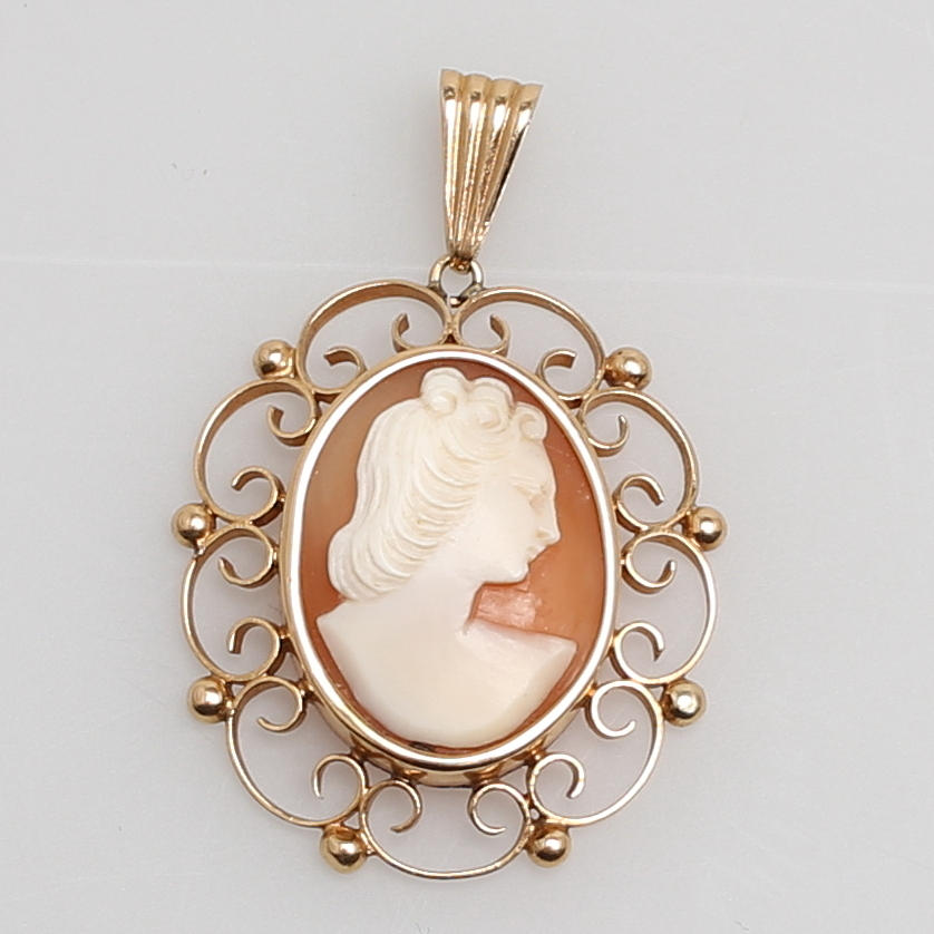 HÄNGE i 18 karat gulguld med camé. Guldvaruhuset, 1947, Stockholm.