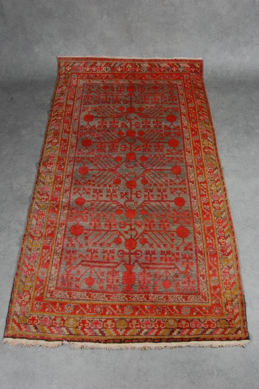 MATTA, Kina, antik Xinjiangprovinsen, 260 x 143 cm.