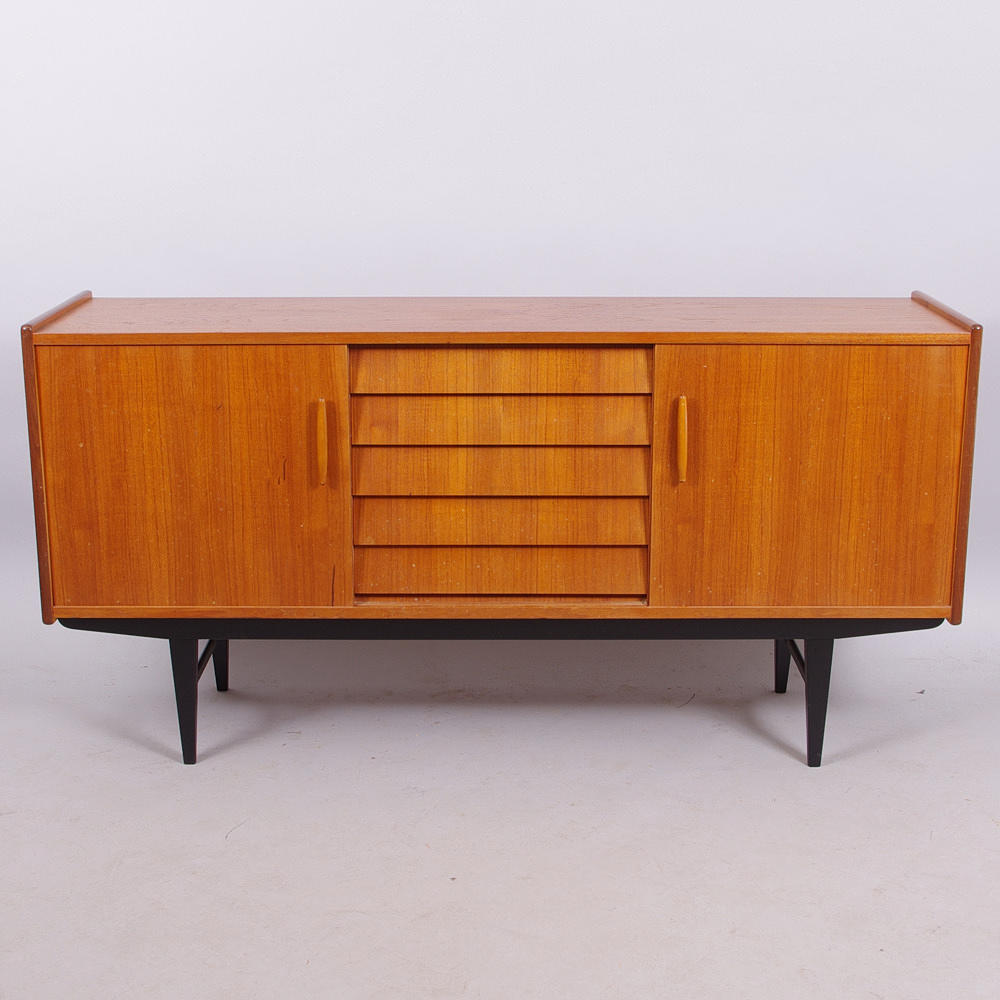 SIDEBORD, teak med svartmålat underrede, 1900-talets mitt.