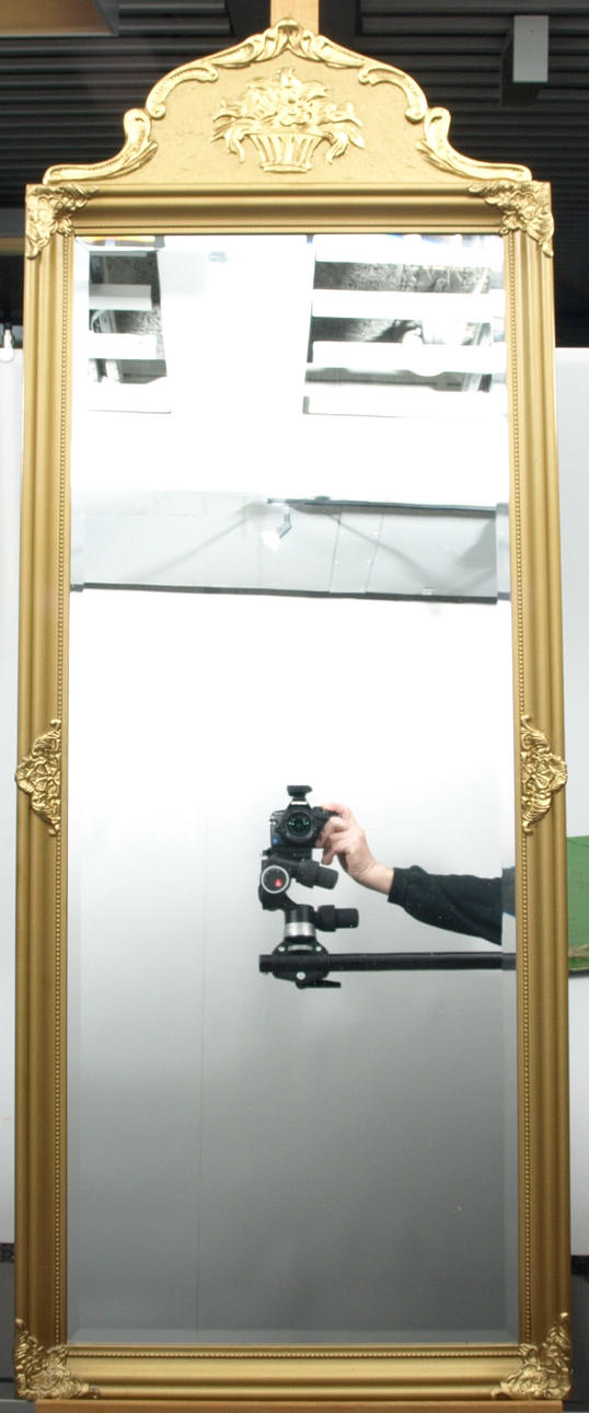 VÄGGSPEGEL OCH KONSOLBORD MED STENSKIVA, förgyllt trä, 1900-tal.