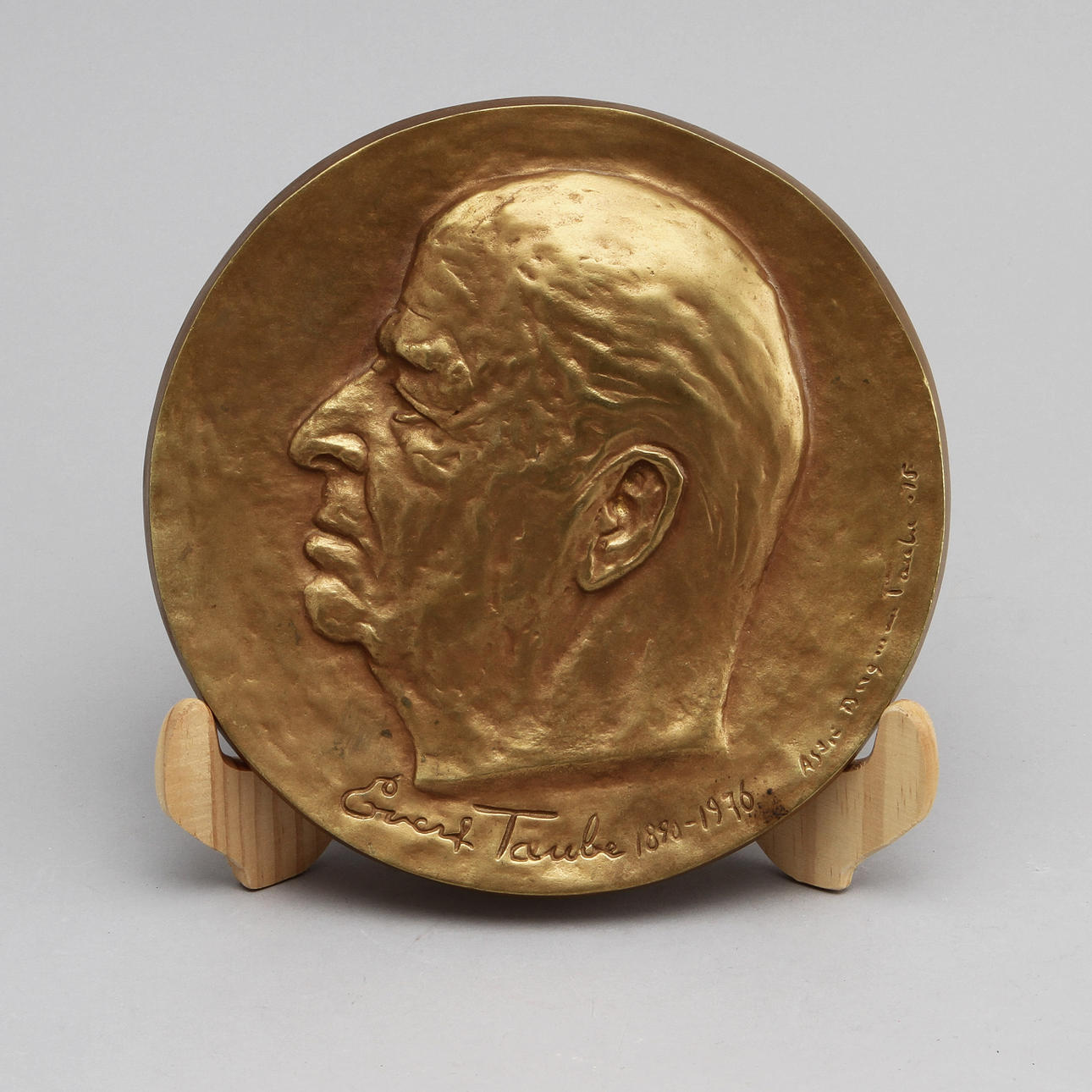 ASTRI BERGMAN-TAUBE. BRONSPLAKETT, signerad och daterad-75.