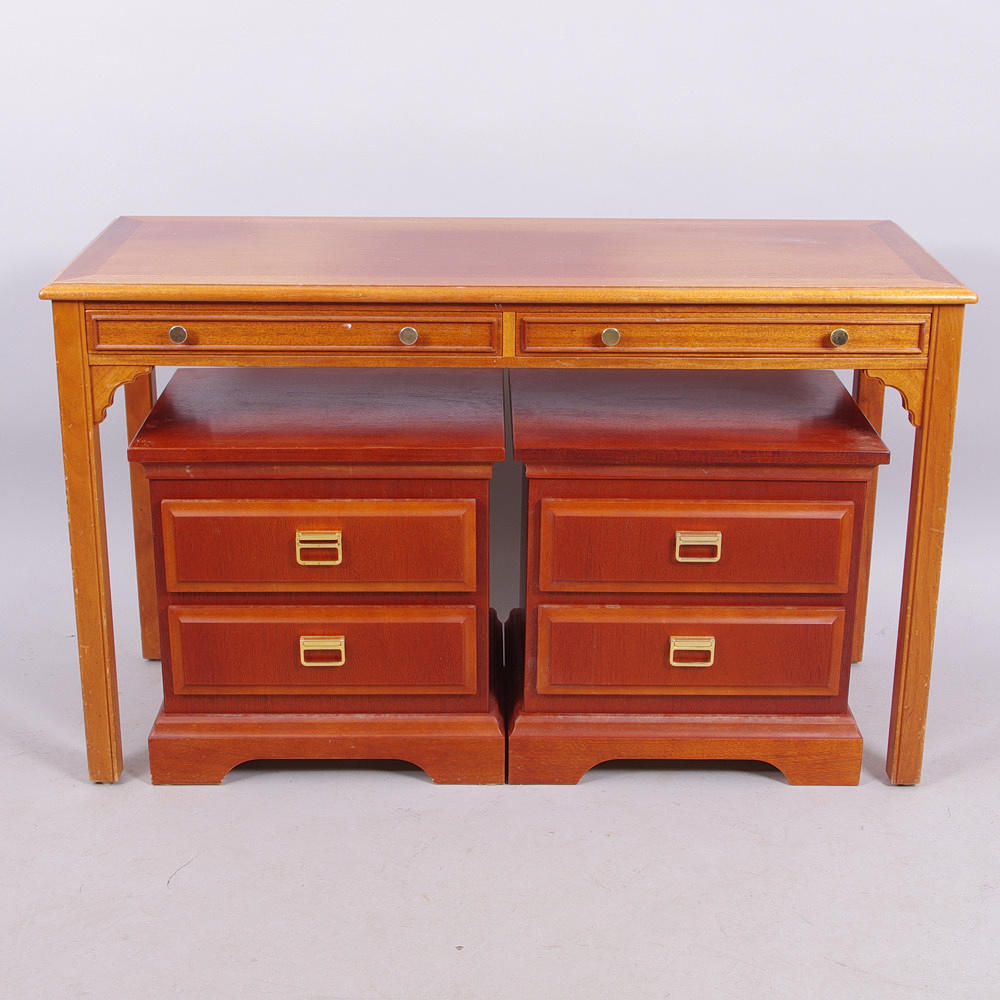 SKRIVBORD SAMT 2 SÄNGBORD, mahognybetsade.