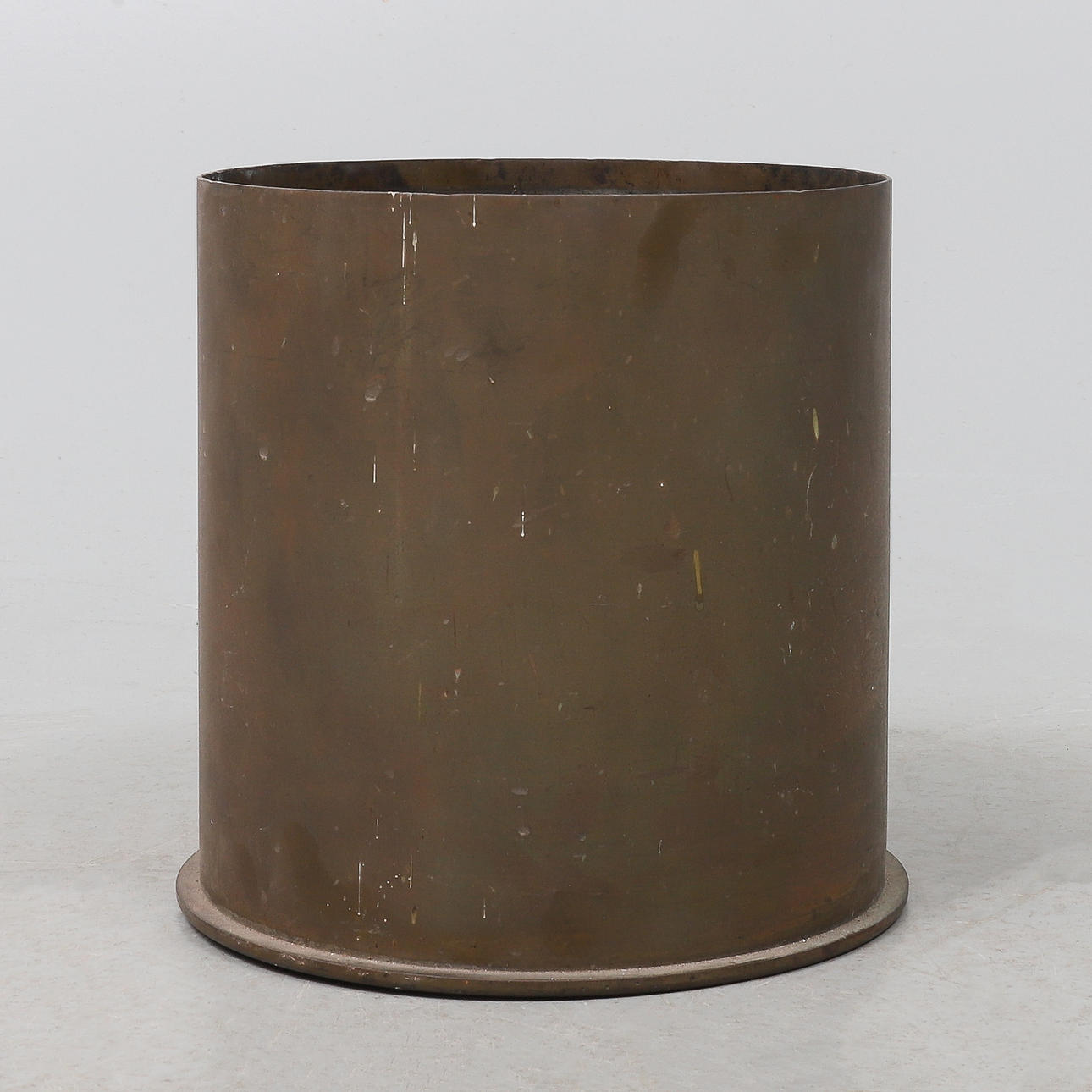 A FIRST WORLD WAR BRASS SHELL CASE, DATED 1916.