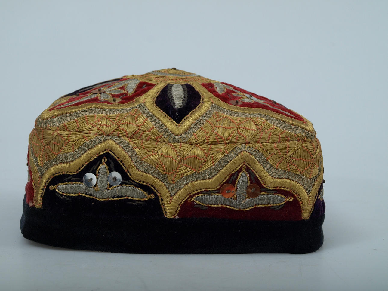 TUBETEIKA, hatt till kvinnlig folkdräkt, handgjord, Ryssland, 1900 talets första hälft.