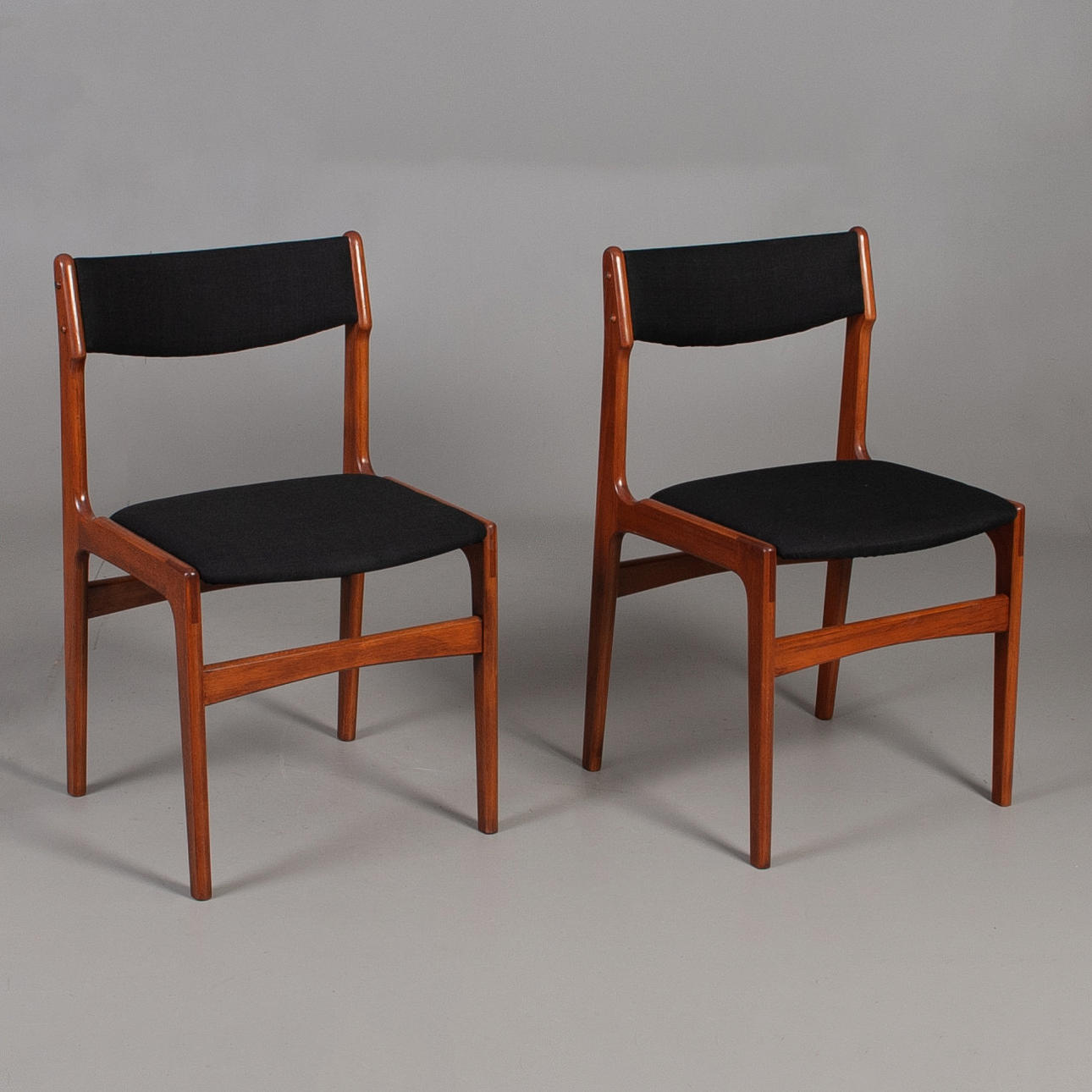 ERIK BUCH. Til OD Møbler, stole, et par, teak, model 50.