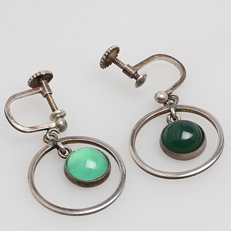 ÖRHÄNGEN i silver med grön sten, ett par, Victor Janson Guldvaru Ab, Lindesberg, 1954.