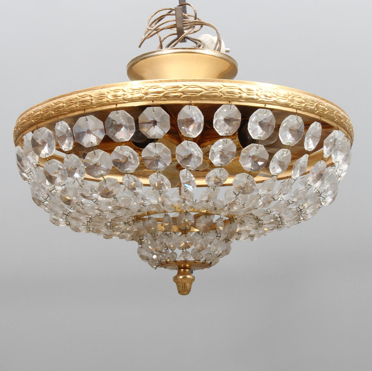 TAKLAMPA, behängd med prismor, 1900-tal.