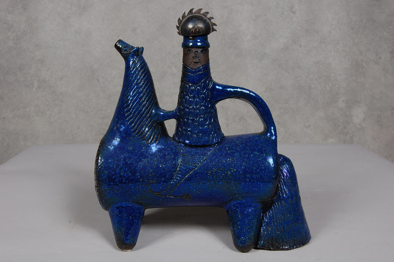 VINKANNA, i form av häst med ryttare, Elsi och Margareta Bourelius. hjälm i stämplat silver.