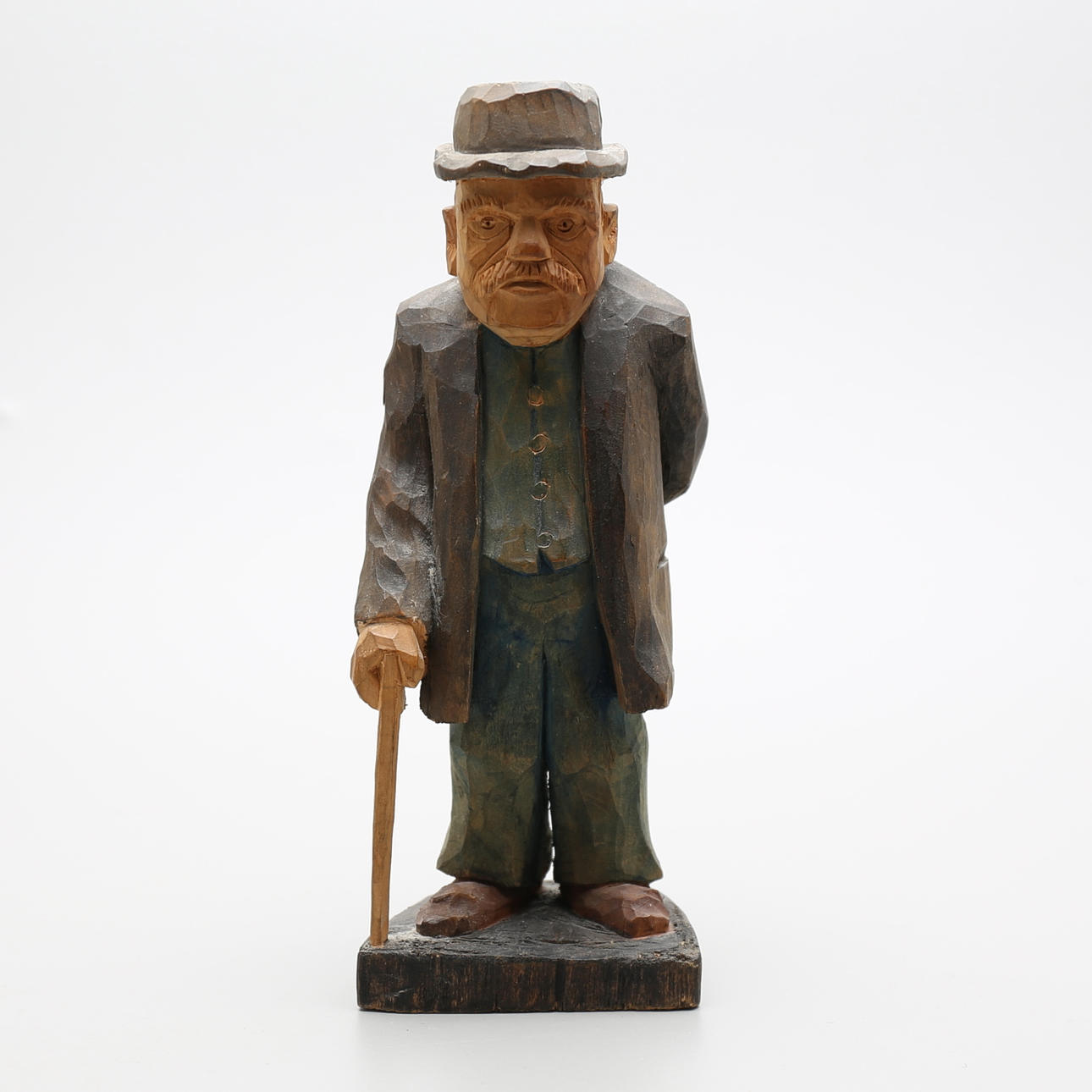 HILMER JOHANSSON. Skulptur, snidat trä, Döderhult, Oskarshamn, signerad och daterad 1953.