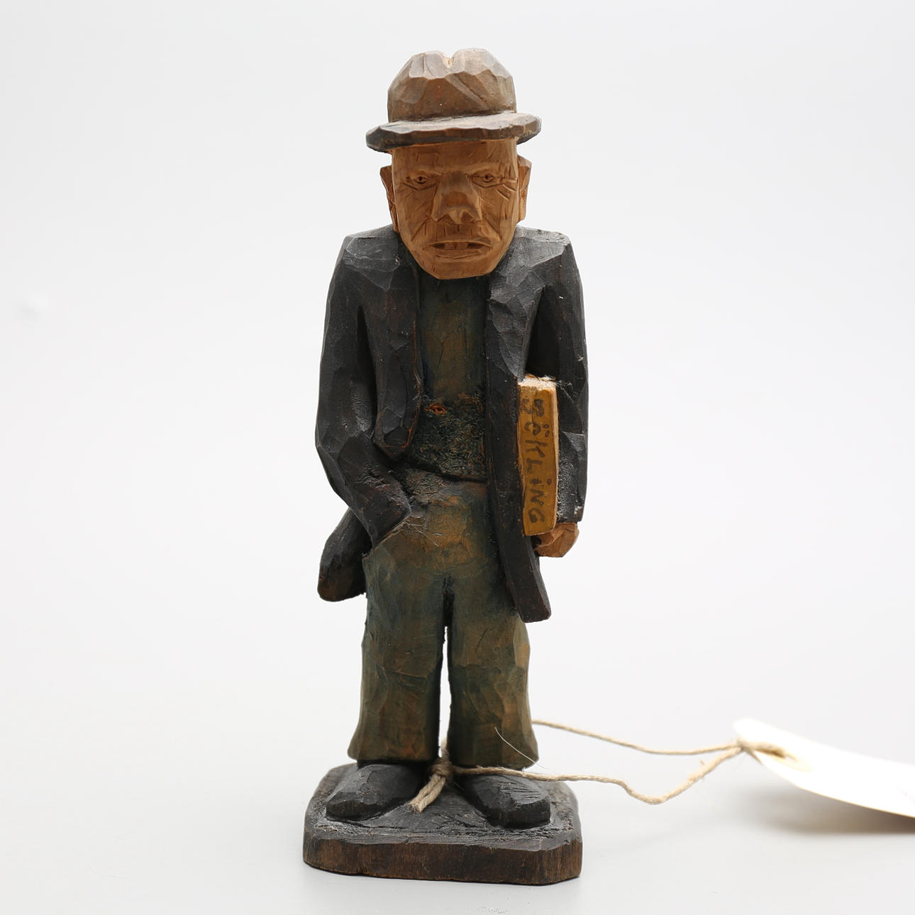 HILMER JOHANSSON. Skulptur, snidat trä, Döderhult, Oskarshamn, signerad och daterad 1953.