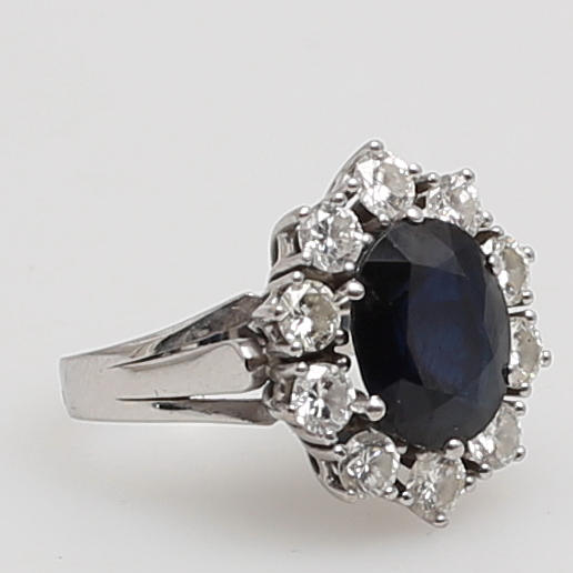 RING 14K vitguld, blå safir och diamanter, safir 10,5 x 8,5 mm, brilliantslipade diamanter totalt 1 carat, wesselton.