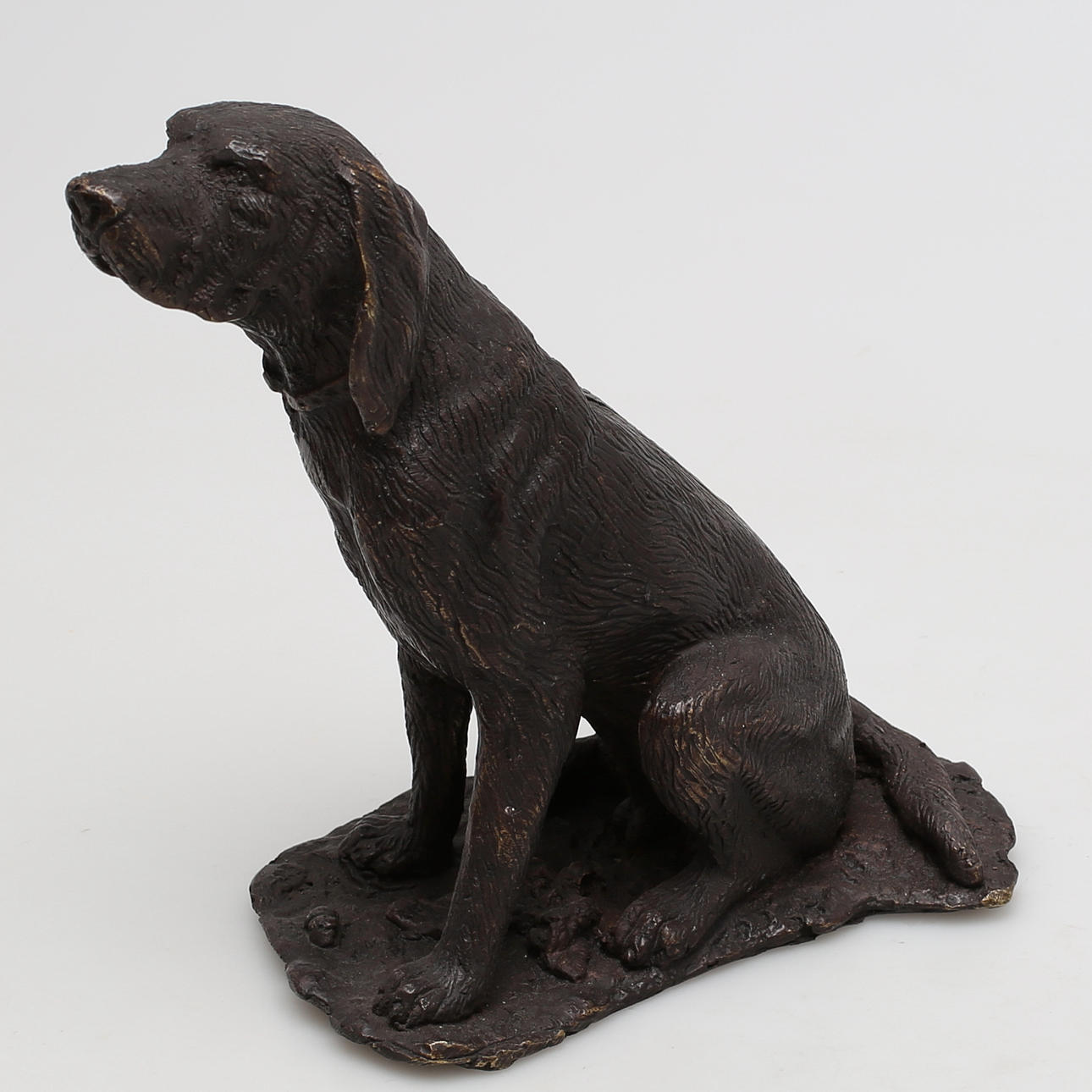 OKÄND KONSTNÄR. Hund i brons, osignerad.