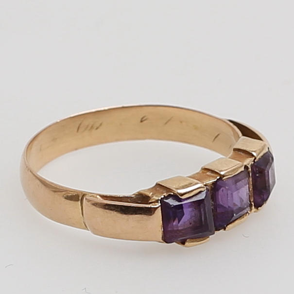 RING i 18 karat gulguld besatt med tre ametister. Malmros Guldsmedsaffär H, Malmö, 1948.
