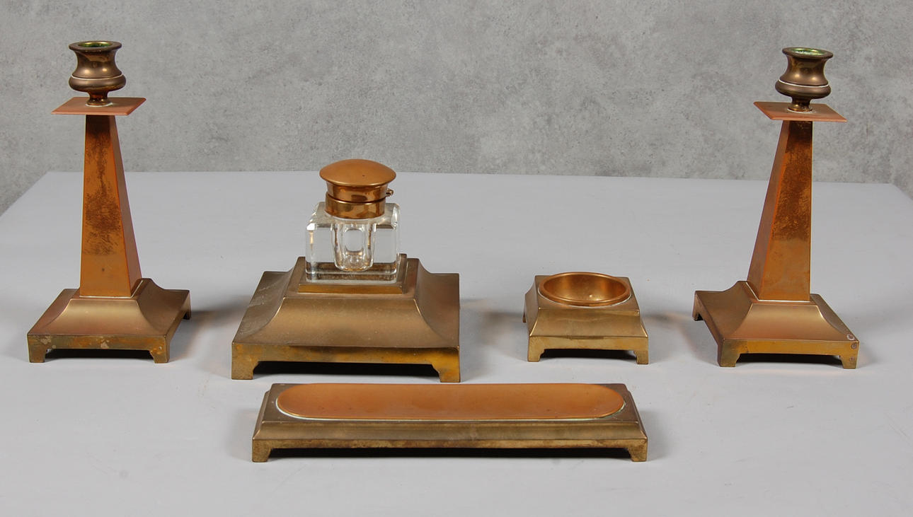 SKRIVBORDSUPPSATS, 5 delar, 1900-talets början, proveniens Krapperups slott.